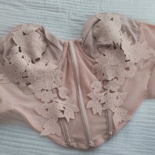 NUEVO Corsé Bershka con flores bordadas rosa