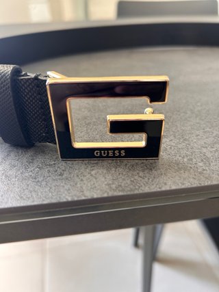 Cintura Guess nera con fibbia G dorata