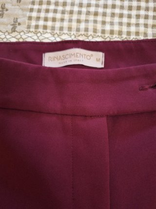 Tailleur bordeaux con bottoni dorati