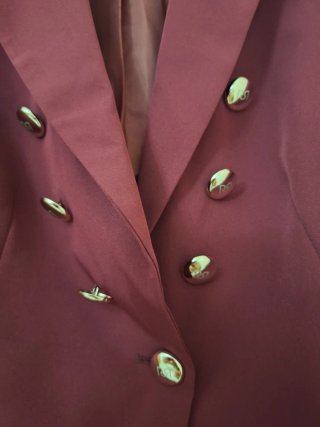 Tailleur bordeaux con bottoni dorati