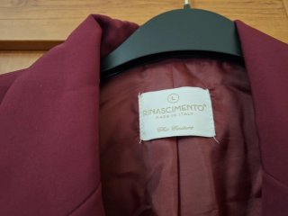 Tailleur bordeaux con bottoni dorati