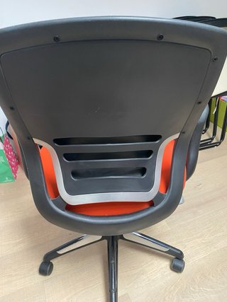 Silla de oficina naranja y negra