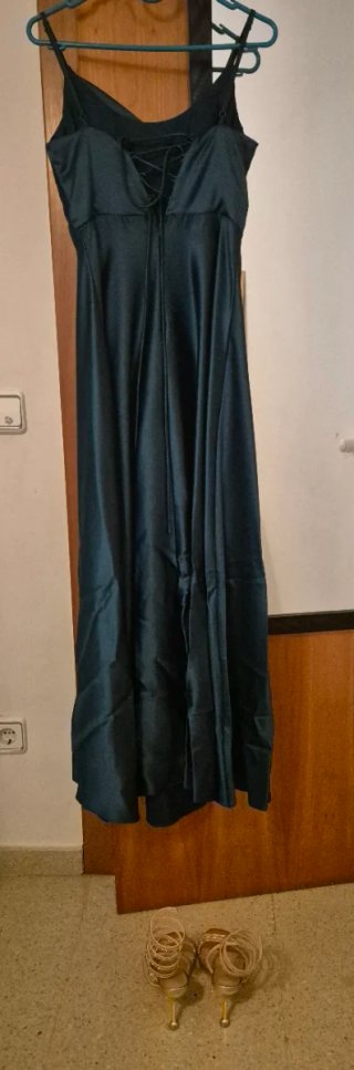 Vestido satén verde y zapatos dorados