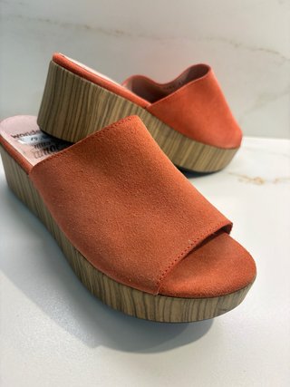 Cuñas de la marca Wonders en color coral.