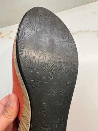 Cuñas de la marca Wonders en color coral.