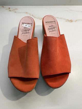 Cuñas de la marca Wonders en color coral.