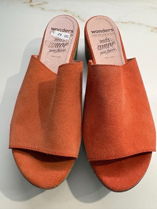 Cuñas de la marca Wonders en color coral.