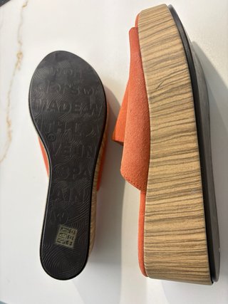 Cuñas de la marca Wonders en color coral.