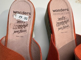 Cuñas de la marca Wonders en color coral.