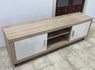 Mueble TV madera claro y blanco
