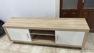 Mueble TV madera claro y blanco