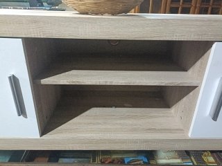Mueble TV madera claro y blanco