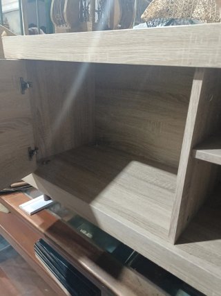 Mueble TV madera claro y blanco
