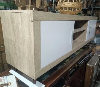 Mueble TV madera claro y blanco