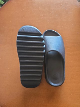 Chanclas Yeezy Slides gris onix