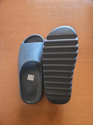 Chanclas Yeezy Slides gris onix