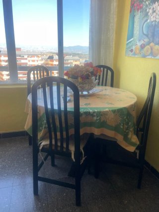 Tavolo rotondo con 4 sedie