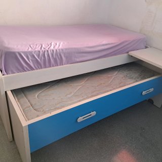 Cama infantil con escritorio y cajones