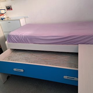Cama infantil con escritorio y cajones