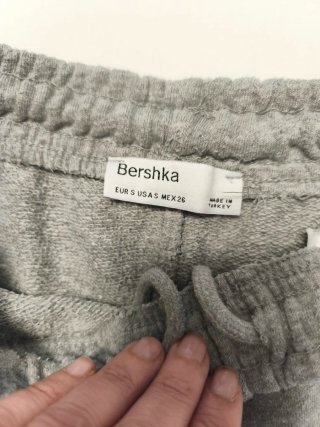 Pantalón corto gris BERSHKA