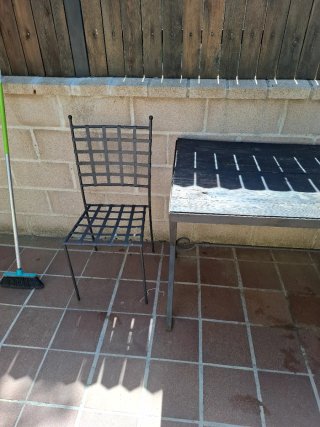 Tavolo da giardino in metallo e legno con sedie in ferro battuto