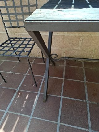 Tavolo da giardino in metallo e legno con sedie in ferro battuto