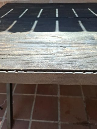 Tavolo da giardino in metallo e legno con sedie in ferro battuto