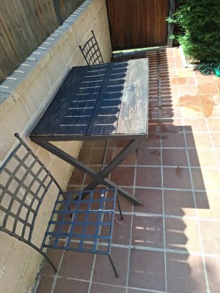 Tavolo da giardino in metallo e legno con sedie in ferro battuto