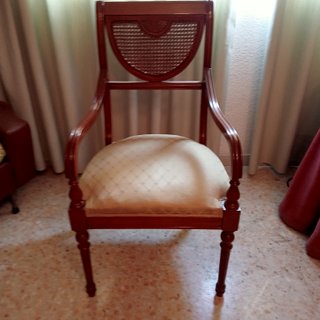 Sillón de madera tapizado beige