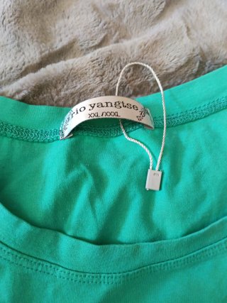Camiseta verde con estampado de chica