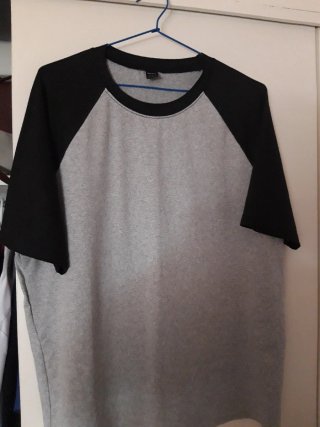 Camiseta raglán gris y negra