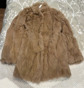 Abrigo de conejo beige y marrón