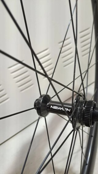 Rueda delantera carbono NEWMEN
