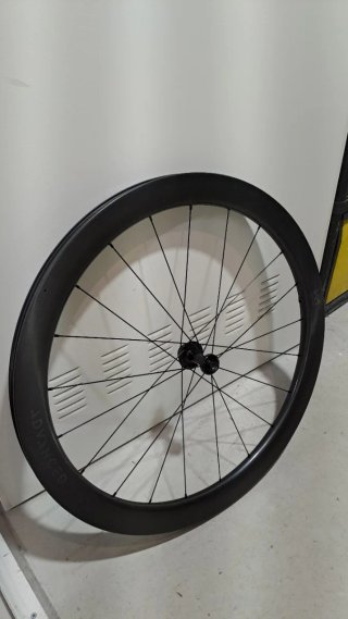 Rueda delantera carbono NEWMEN