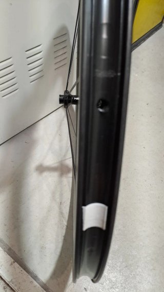 Rueda delantera carbono NEWMEN