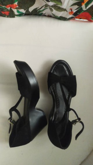 Sandalias negras con lazo