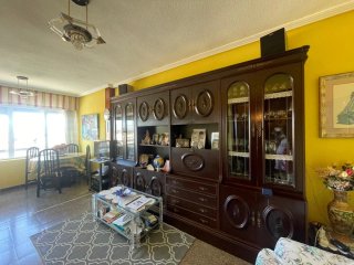 Mueble de salón de madera y cristal