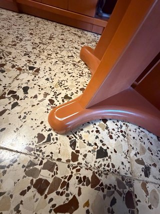 Mesa comedor madera y 4 sillas tapizadas