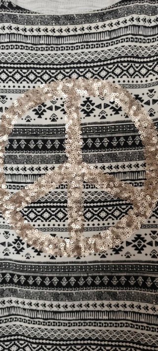 Camiseta con estampado y logo de paz
