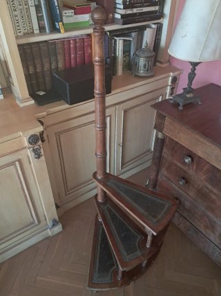 Escalera de biblioteca madera y cuero