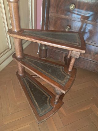Escalera de biblioteca madera y cuero
