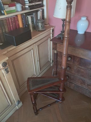 Escalera de biblioteca madera y cuero