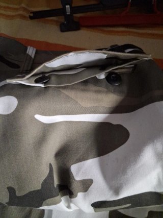 Pantalón militar camuflaje verde y blanco