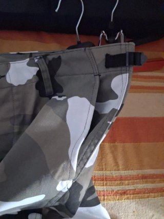Pantalón militar camuflaje verde y blanco