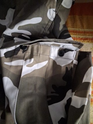 Pantalón militar camuflaje verde y blanco