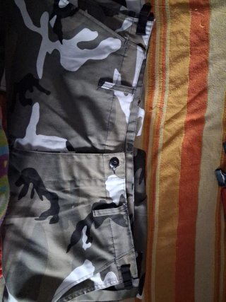 Pantalón militar camuflaje verde y blanco