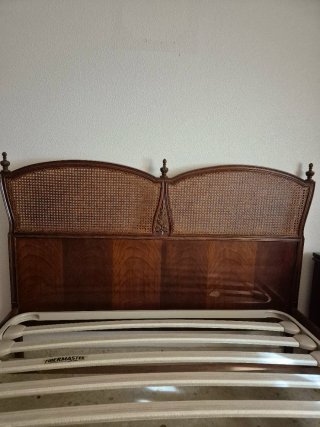 Cama de matrimonio madera y ratán