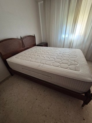 Cama de matrimonio madera y ratán