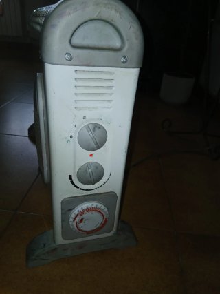 Radiatore elettrico bianco e grigio