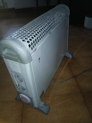 Radiatore elettrico bianco e grigio